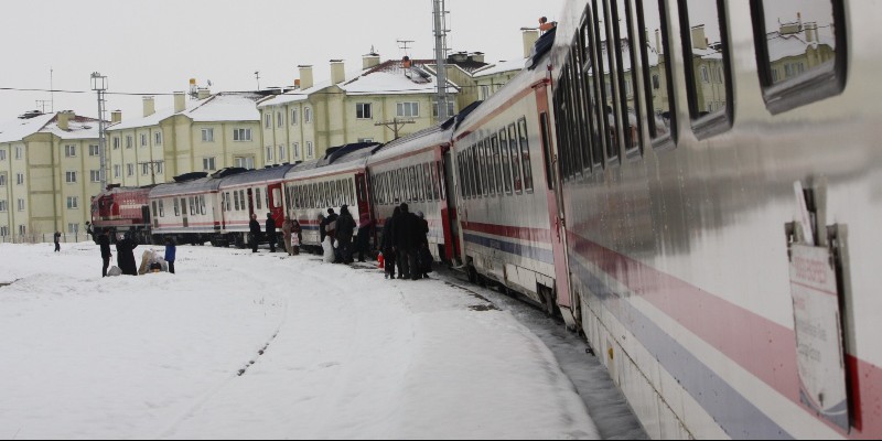 601 - Doğu Ekspresi Aşkale'de. Foto: Onur Uysal